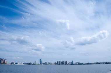 Şehrin üzerinde gökyüzünde bulutlar hareketi