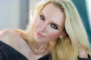 Yün elbiseli uzun beyaz saçlı bir kız