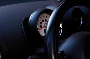 Araba direksiyon simidi ve takometre