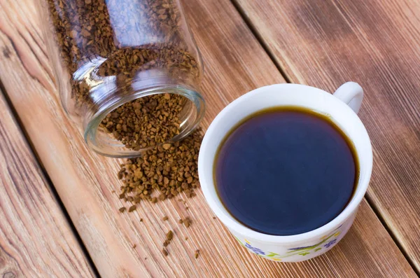 インスタント コーヒーの瓶とマグカップ — ストック写真