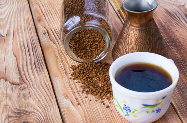 Turka Con Frasco Café Instantáneo Una Taza Mesa — Foto de Stock