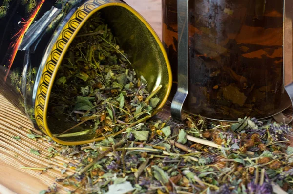 Bir çaydanlık ile bitkisel çay — Stok fotoğraf