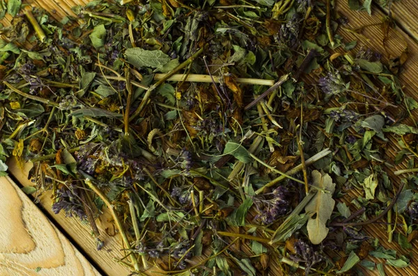 Uma dispersão de chá de ervas na mesa — Fotografia de Stock
