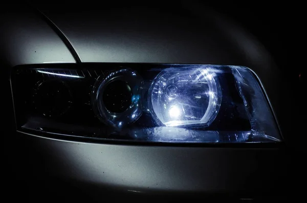 Reflektorów Samochodu Włączone Lampy — Zdjęcie stockowe