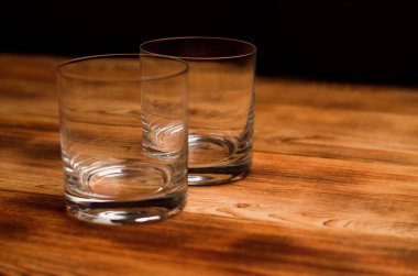 Ahşap bir masa viskiyle için gözlük