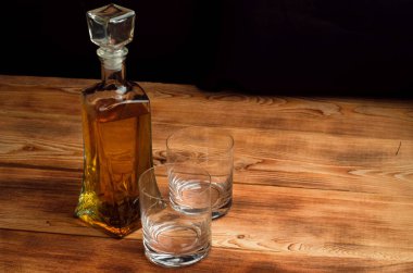 Ahşap bir masa viskiyle için gözlük