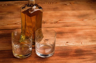Ahşap bir masa viskiyle için gözlük