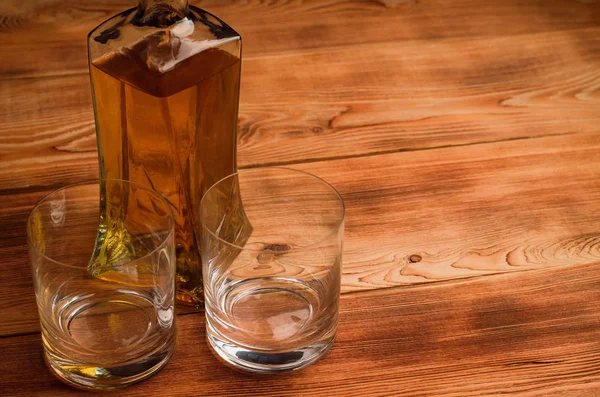Szklanki Whisky Drewnianym Stole — Zdjęcie stockowe