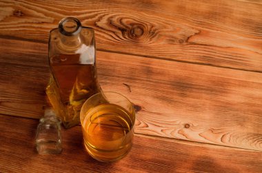 Ahşap bir masa viskiyle için gözlük