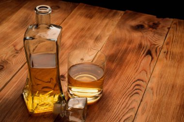 Ahşap bir masa viskiyle için gözlük