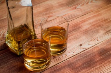 Ahşap bir masa viskiyle için gözlük