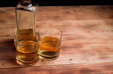 Ahşap bir masa viskiyle için gözlük