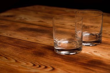 Ahşap bir masa viskiyle için gözlük