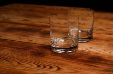 Ahşap bir masa viskiyle için gözlük