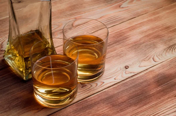 Szklanki Whisky Drewnianym Stole — Zdjęcie stockowe