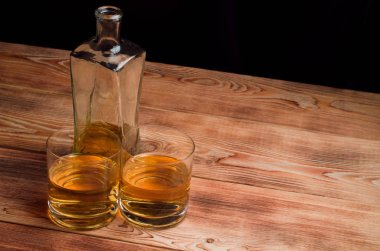 Ahşap bir masa viskiyle için gözlük