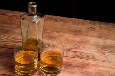 Ahşap bir masa viskiyle için gözlük