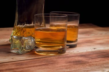 Ahşap bir masa viskiyle için gözlük