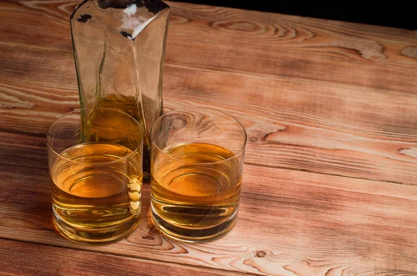 Szklanki do whisky na drewnianym stole — Zdjęcie stockowe