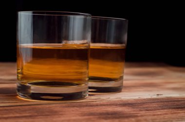 Ahşap bir masa viskiyle için gözlük