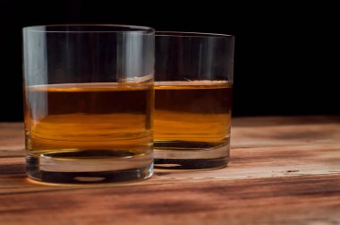 Ahşap bir masa viskiyle için gözlük