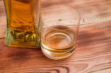 Ahşap bir masa viskiyle için gözlük