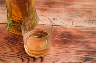 Ahşap bir masa viskiyle için gözlük