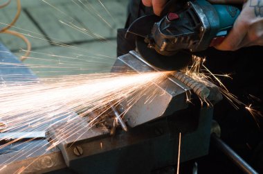 Değirmeni tarafından metal kesme