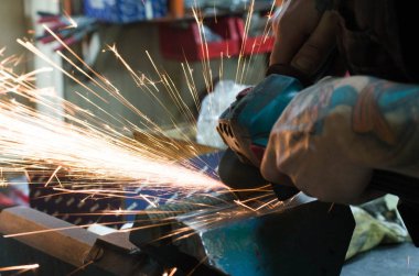 Değirmeni tarafından metal kesme