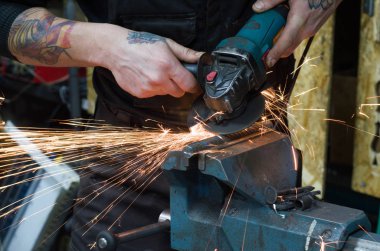 Değirmeni tarafından metal kesme