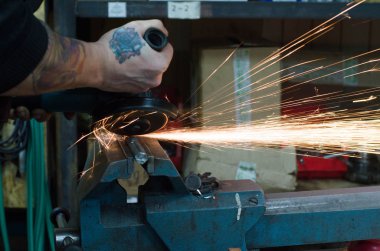 Değirmeni tarafından metal kesme