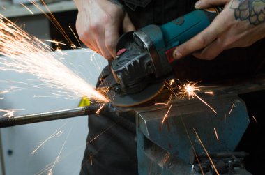 Değirmeni tarafından metal kesme