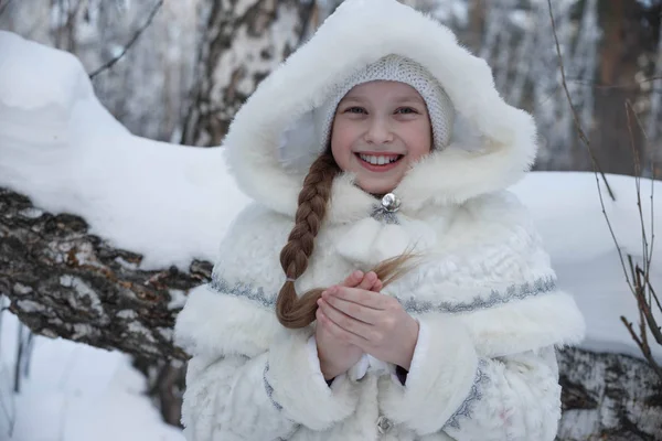 Дівчата в костюмах в зимовому лісі — стокове фото