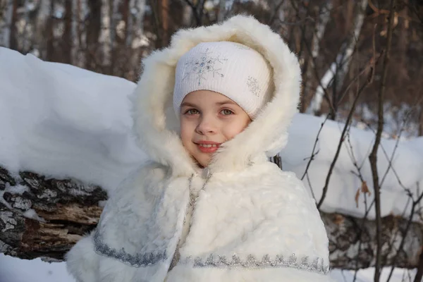 Chicas en trajes en el bosque de invierno — Foto de Stock