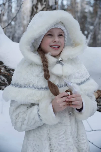 Meninas em ternos na floresta de inverno — Fotografia de Stock