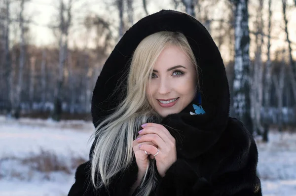Napos szabadtéri téli portré, fiatal, vonzó nő. mosolyogva, télen az utcán a csinos lány. — Stock Fotó