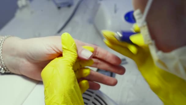 La chica en el servicio de uñas del salón. La alineación de las uñas y el tratamiento de las uñas con una máquina eléctrica. Nail service master proporciona un servicio al cliente — Vídeos de Stock