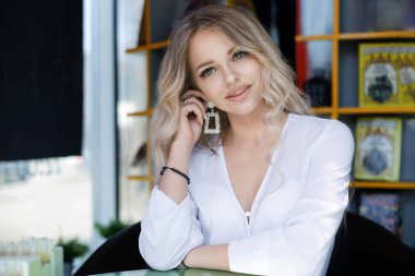 Doğal makyaj ve kafede uzun kirpikler gülümsüyor ile güzellik gülümseyen mutlu model.