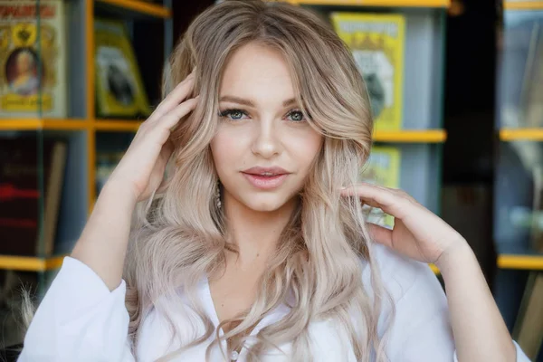 Doğal makyaj ve kafede uzun kirpikler gülümsüyor ile güzellik gülümseyen mutlu model.