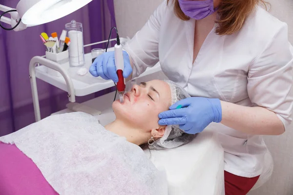 La chica de la recepción de la esteticista. El proceso de mesotarpía con la introducción de suero debajo de la piel . — Foto de Stock