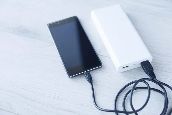 Telefon ładuje się z Power Bank — Zdjęcie stockowe