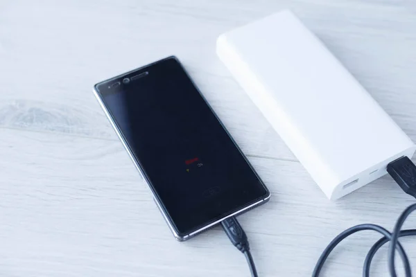 Telefon ładuje się z Power Bank — Zdjęcie stockowe