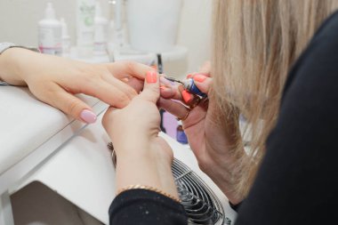 Kaplamadan çivitemizleme işlemi, hizalama ve istenilen şekli vererek.