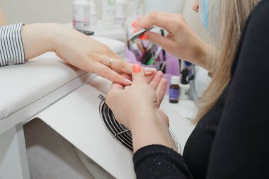 kadın bir tırnak salonu manikür bir güzellik uzmanı tarafından alma
