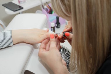 Manikür çivi - taban kat uygulaması. Tırnak ustası