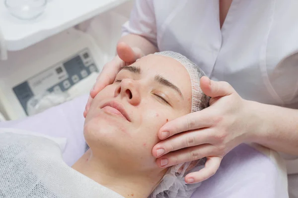 The girl is having an ultrasound skin cleaning procedure at the beauty salon — Stock Photo, Image