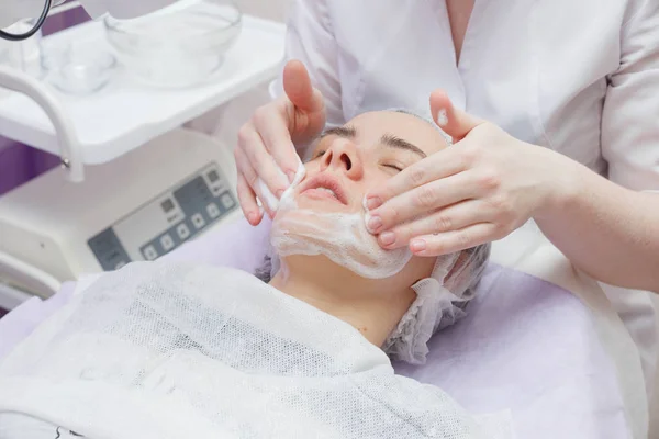The girl is provided with an ultrasound skin cleaning service in the beauty salon. — Stock Photo, Image