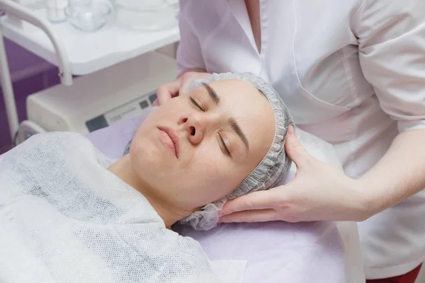 Mujer recibiendo ultrasonido limpieza de la piel en el salón de belleza — Foto de Stock