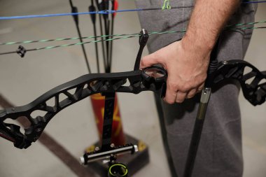 Bir blok yay yakın bir okçu eli.