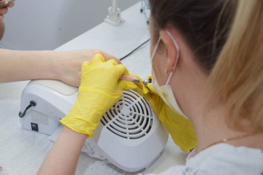 Çivi hizalama yanı sıra bir elektrikli makine kullanarak işleme.